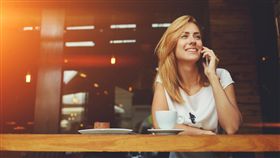 講電話,咖啡廳,休息,放鬆,獨處（圖／Shutterstock）