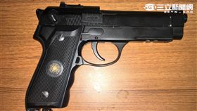 蓮男與小女友吵架後持空氣槍上街揮舞遭警逮（翻攝畫面）