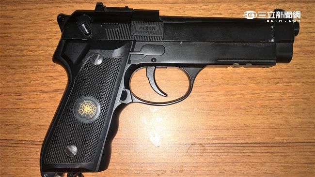 小女友難搞爆口角　大叔持槍上街揮舞