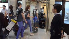 30日是威航載客最後營業日，從桃園機場最後一班前往
泰國清邁的班機晚間6時起飛，許多空服人員離情依依
，搭機執勤。
中央社記者邱俊欽桃園機場攝 105年9月30日