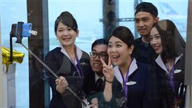 30日是威航載客最後營業日，從桃園機場最後一班前往
泰國清邁的班機晚間6時起飛，部分地勤人員也在班機
前合照，留下珍貴回憶。
中央社記者邱俊欽桃園機場攝 105年9月30日