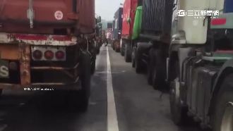 夾縫中求生存！騎士自拍貨櫃車佔道