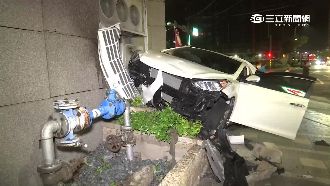 兩車疑為搶快對撞　路人無辜遭撞死