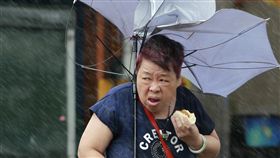 台灣大媽雨中吃肉包（圖／美聯社／達志影像）