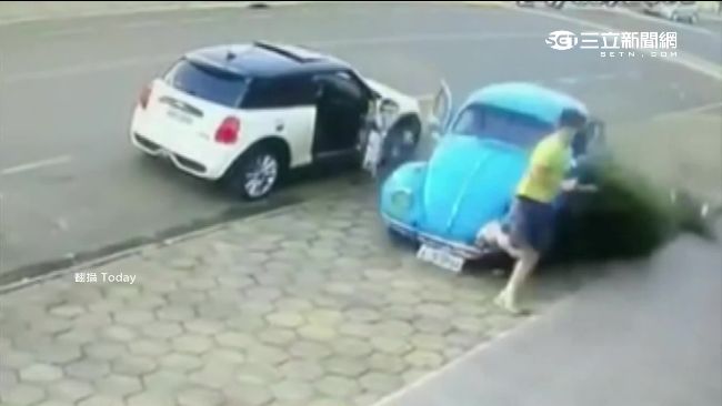 車子直直衝過來　巴西男矯健跳過撞擊