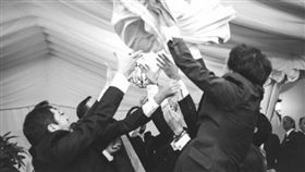 婚禮,拋接,失誤,新娘,伴郎
圖／翻攝自《SDPnoticias》