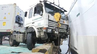 工人拉不住！無人貨櫃車滑行撞破漁船