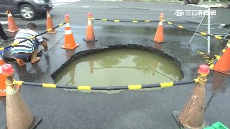 台南路面坍塌　1米深坑洞騎士險摔