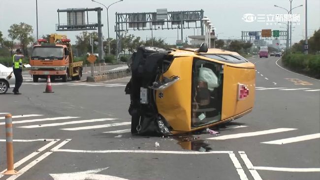 小黃開公車專用道　撞左轉車釀3傷