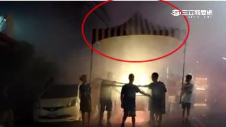 遶境遇大雨！超大遮雨棚為關老爺擋雨