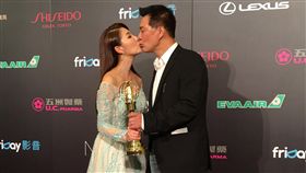 林書煒著蒂米琪(DEMETRIOS)贊助的紅色卡肩禮服展現高貴氣質（照片怡佳娛樂提供）