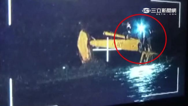 溪水暴漲　三男受困溪床攀怪手待救援