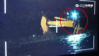 溪水暴漲　三男受困溪床攀怪手待救援