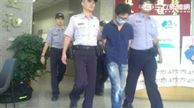 吳嫌因槍枝、子彈遭逮被移送。大安分局攝影