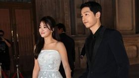 百想藝術大賞紅毯照　翻攝自韓媒　宋慧喬　宋仲基