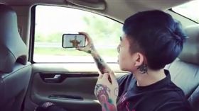 謝和弦摔手機(圖/謝和弦臉書)