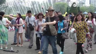 藍色力量？「藍八團」竟跨進綠營縣市