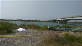 曾文溪畔男屍案  2男涉案送辦（1）
台南市安南區國姓橋下曾文溪南岸河床上，在9月24日
被人發現1具男性屍體，警方追查後發現死者疑遭槍殺
後棄屍。（翻攝畫面）