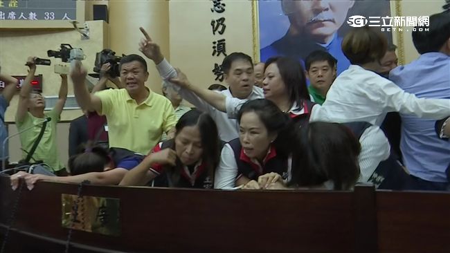台南市議會臨時會　朝野再爆推擠衝突