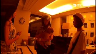 狗狗走失好無助　正妹警收留幫找主人