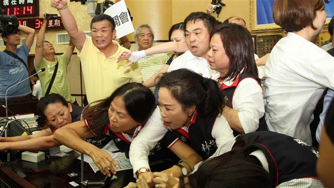 台南市議會上演全武行　藍綠議員掛彩