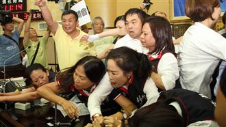 台南市議會上演全武行　藍綠議員掛彩