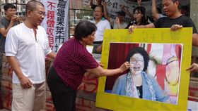 高雄果菜市場自救會：不得強拆（3）
高雄果菜市場土地不義徵收住戶自救會3日召開「戳破陳菊人權市長真面目」記者會，表示徵收無效等行政訴訟案件尚在進行，高雄市政府應不得強拆。
中央社記者陳朝福高雄攝  105年10月3日