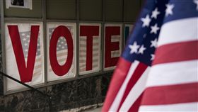 總統,大選,美國,醜聞,死人,名義,註冊,民主黨,希拉蕊(https://www.washingtonpost.com/local/virginia-politics/he-fought-in-world-war-ii-he-died-in-2014-and-he-just-registered-to-vote-in-va/2016/09/29/5e0bffee-8670-11e6-ac72-a29979381495_story.html)