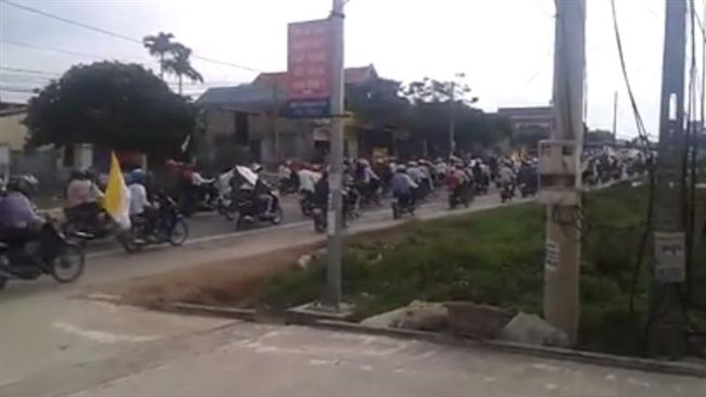 台塑越南廠排廢水惹議　遭民眾包圍