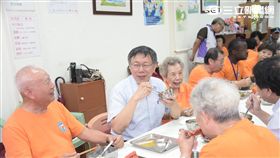 柯文哲與老人　北市府提供