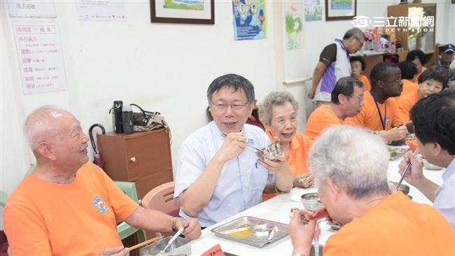 行動消弭反彈？　柯文哲與老人共餐