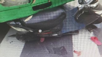 貨車視線死角撞機車　婦遭拖行僅輕傷