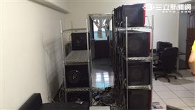 警方在台中市一棟公寓內起獲32台伺服器主機及相關設備（翻攝畫面）