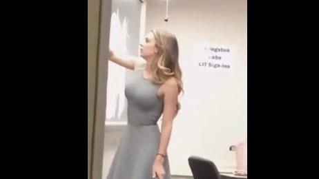女老師晃巨乳授課　洋裝緊包惹火身材