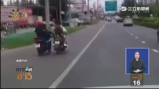 爭道「泰」兇猛　騎士踹車反被彈飛