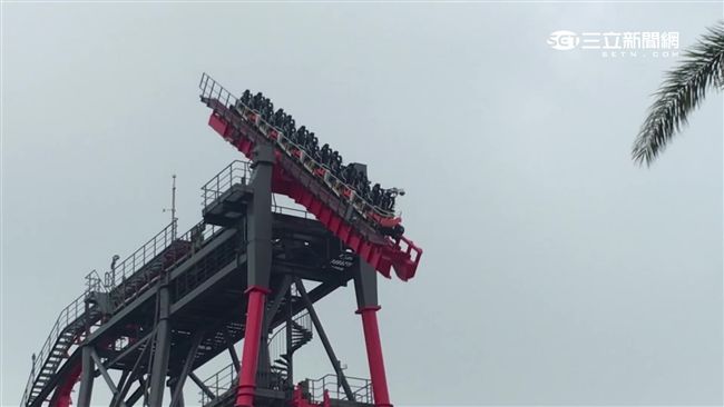 麗寶斷軌列車突靜止　遊客一度卡空中