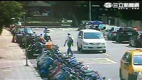 何姓心理諮商師朝不當黨產大樓潑糞水遭保全員擒下送辦（翻攝畫面）