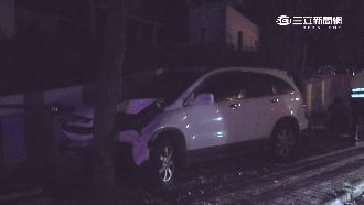 車失控衝上人行道　轉90度卡兩樹間