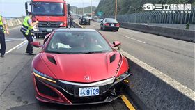 本田最新款NSX超跑因駕駛遭蜂螫後失控撞車（翻攝畫面）