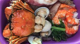 便當,大閘蟹,螃蟹,海鮮,阿母,愛心,抱孫,美食,好吃,豪華,爆廢公社-翻攝自爆廢公社