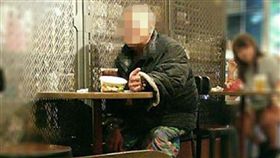  阿伯討錢喝星巴克　圖／翻攝自爆料公社