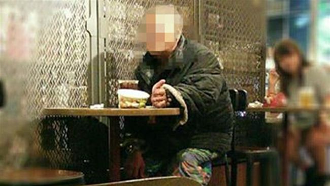 女心軟掏錢給阿伯　結果讓她超傻眼…