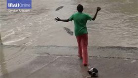 鱷魚,鹹水鱷,灣鱷,拖鞋,澳洲,國家公園,拖鞋-翻攝自每日郵報 YOUTUBE