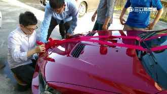 車修不好　「起泡車」當禮車新郎無奈