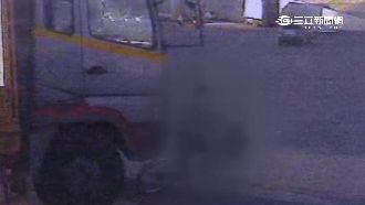 視線死角惹禍　婦人遭貨車拖行十公尺