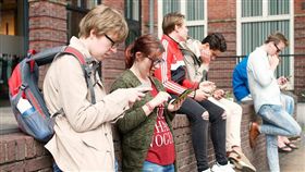 flickr寶可夢,抓寶/Ritzo ten Cate/https://www.flickr.com/photos/ritzotencate/28980332695/in/photolist-L9TMfx-KVdhcL-L2G8zh-L1pMfs-KC1229-L3MxV4-KYWteC-K68G55-K68G1h-K68G2j-KAw8oE-K68FYd-K68FXS-K68FZq-KAw8jG-K68FT3-KAw8eb-KAw8bW-KAw8ao-K6kEzg-KAw85U-K6jFLX-L29e8V-KYptSo-K5zhRf-L29dyP-KRraXj-KTWyoa-KzeJcY-L1gYpB-L1extt-KTpn2K-K3X7N7-KymNj7-KWJnjs-KZrFVa-KWEsEf-K3KrPr-KRCADa-KP5S8d-K2d9Nk-K1YkrJ-KQPQre-K1Ykkb-K1Yk7W-KNg63N-K2629r-KN3JxJ-KMMZoW-KUfMhL