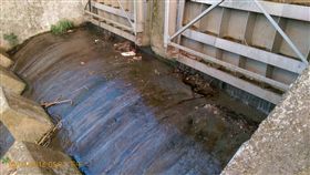 新北市油污污染景美溪 雙北追查來源
台北市環保局4日表示，3日下午約4時接獲新北市環保
局通報，景美溪左岸（新北市新店端）的鐵工三水門溢
流重油污染溪水，雙北啟動合作機制攔截油污，並追查
污染來源。
（台北市環保局提供）