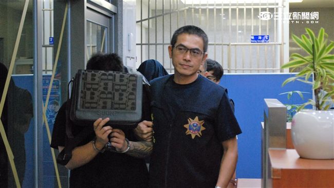 老婦不識假檢座　笨車手二度來敲門