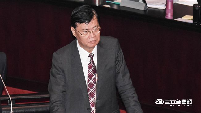 政治超越專業？內閣「老藍男」挫咧等
