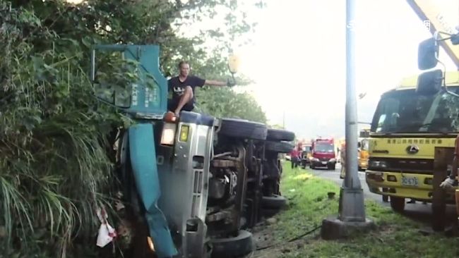 酒駕恍神失控翻車　醉男害同事喪命